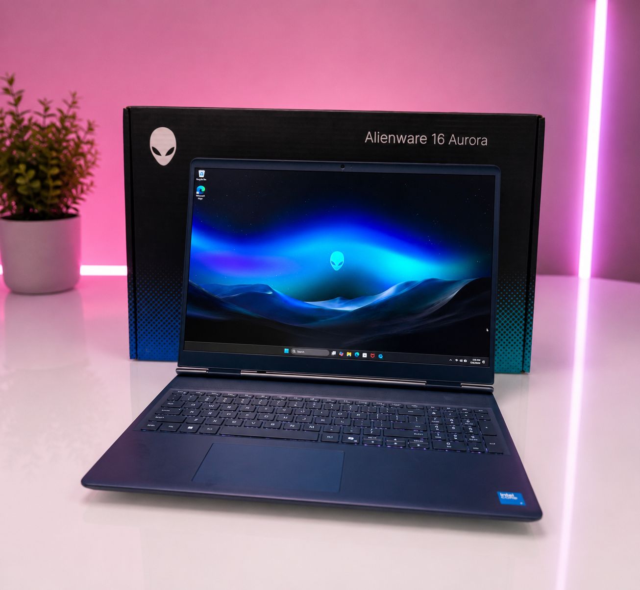 Laptop gamer Alienware 16 Aurora con fondo rosado