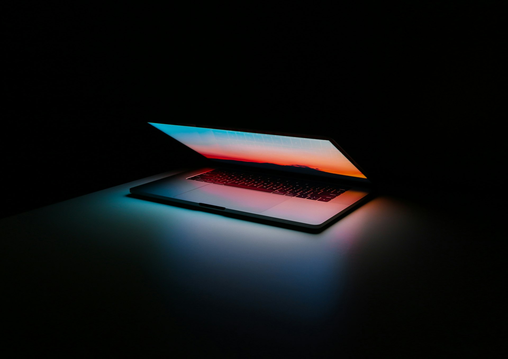MacBook iluminado en la oscuridad