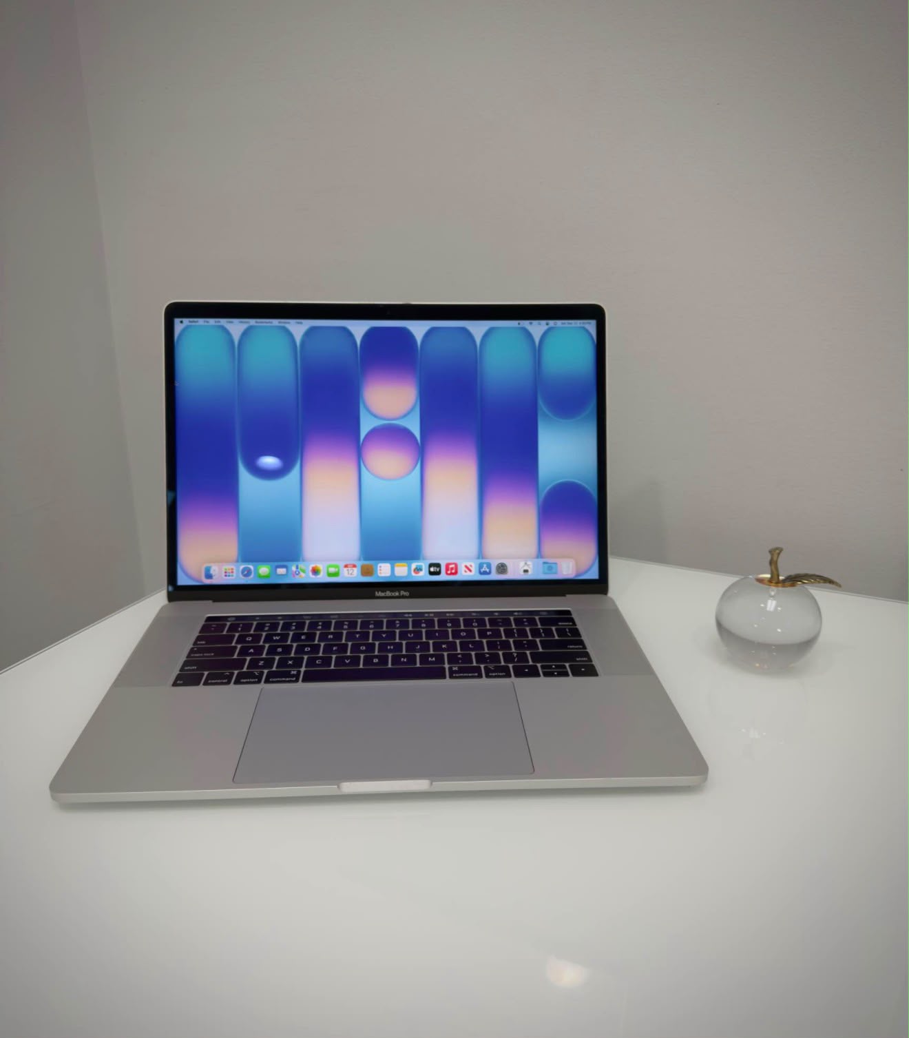 MacBook Pro 2019 de 15 pulgadas abierta con la pantalla encendida