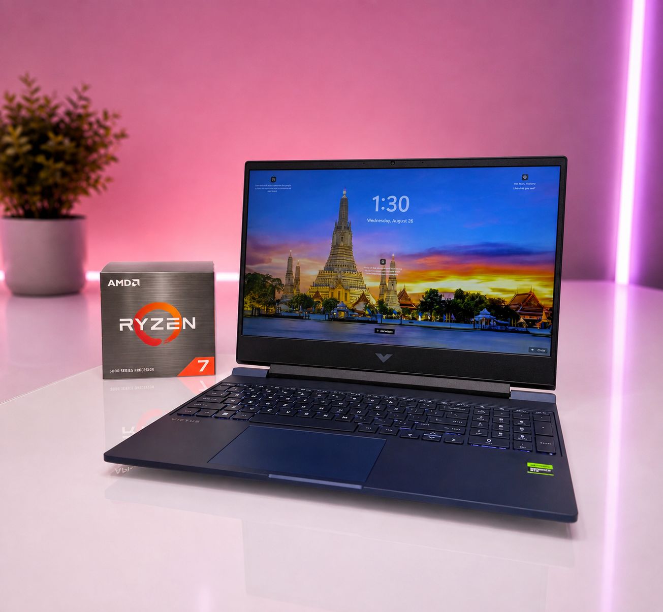 Laptop gamer HP Victus 15.6 pulgadas con fondo rosado